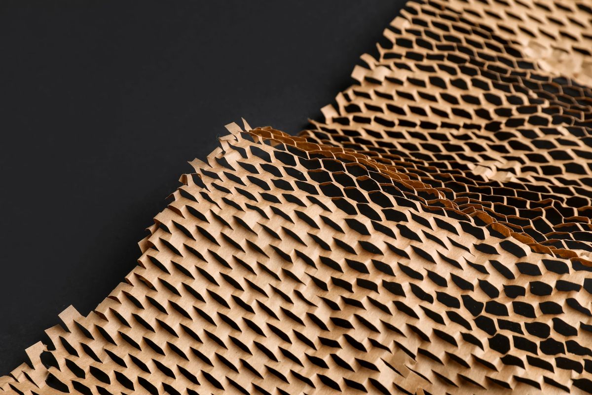 Hoja de papel nido de abeja kraft expandida, con sus celdas abiertas