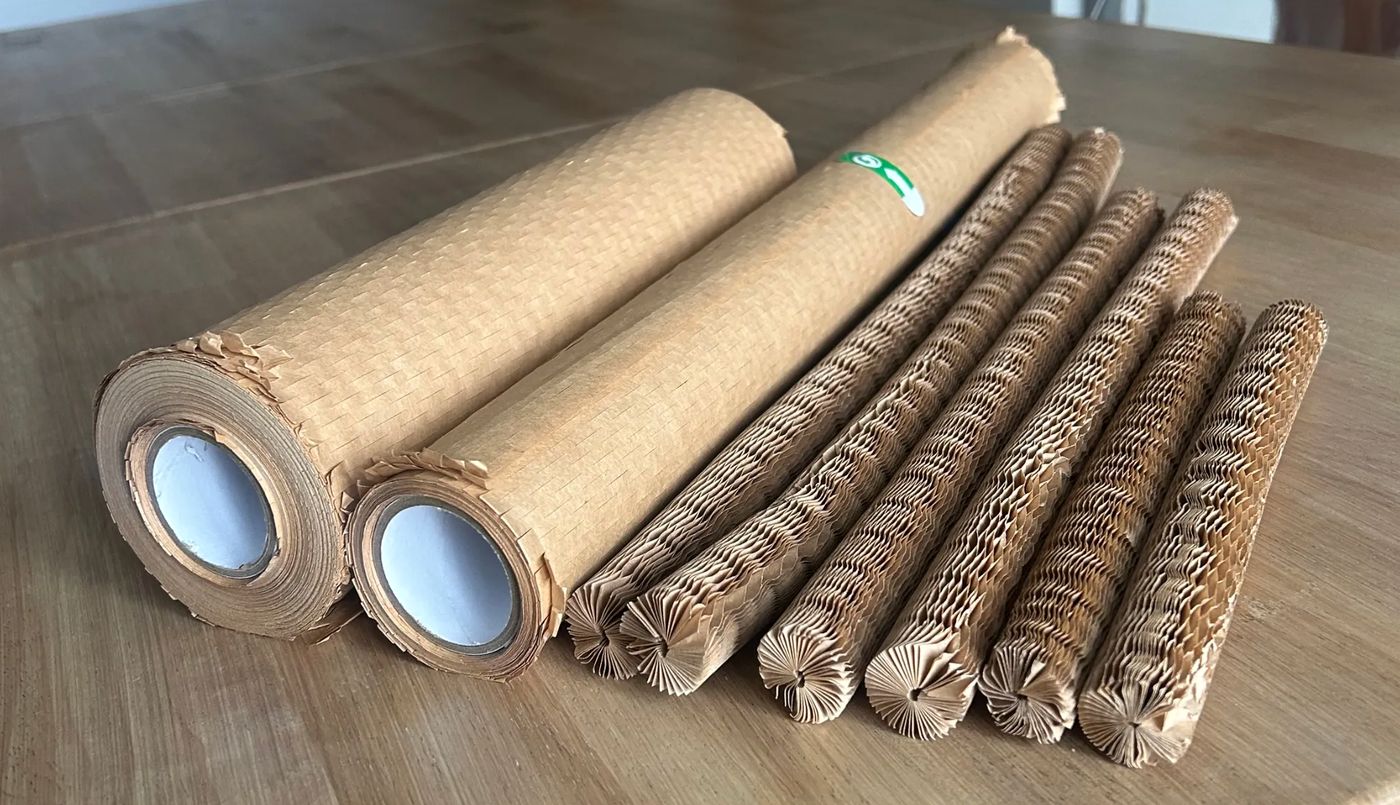 Rollos y fundas de papel nido de abeja kraft sobre una mesa